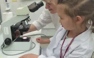 Kobieta i dziewczynka przy mikroskopie