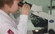 Chłopiec przy mikroskopie