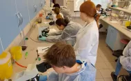 Studenci na laboratorium