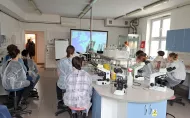 Studenci na laboratorium