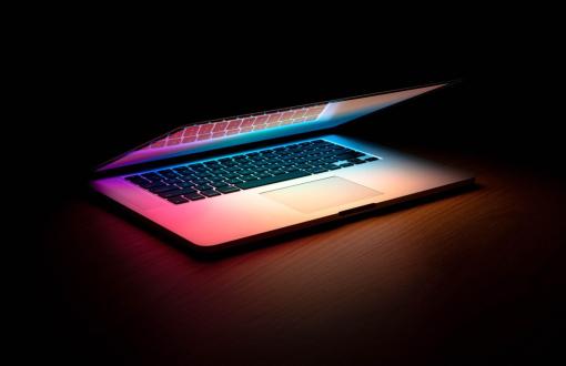 przymknięty laptop